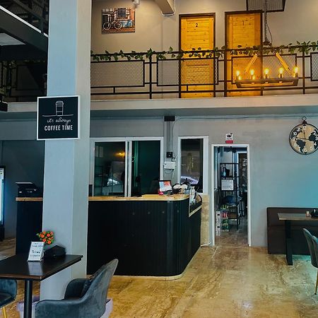 Champagne Hostel & Cafe Pattaya Eksteriør bilde