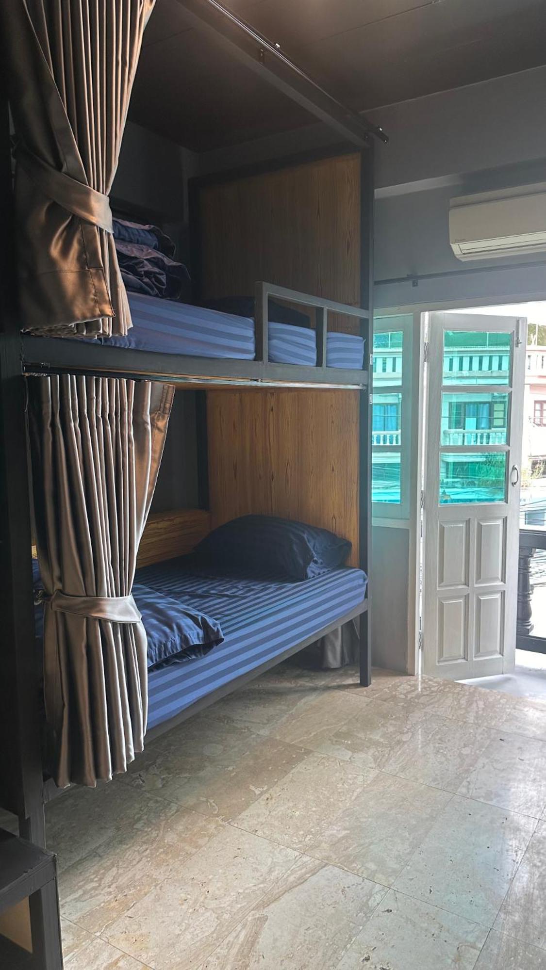 Champagne Hostel & Cafe Pattaya Eksteriør bilde