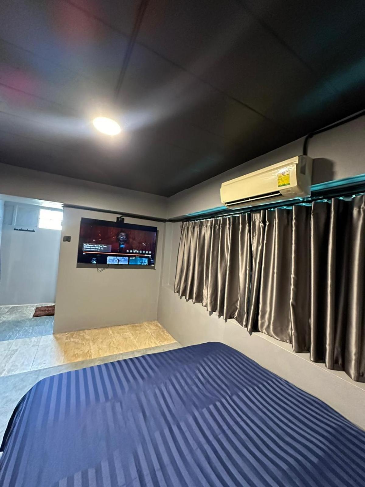 Champagne Hostel & Cafe Pattaya Eksteriør bilde
